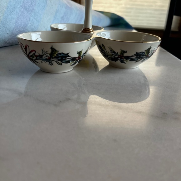 New lenox winter greetings 3-Section
Condiment server candy dish - Picture 2 of 8